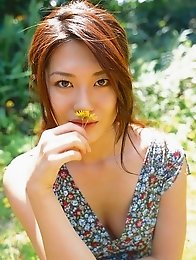 Steamy gravure idol babe sizzles in her incredible black bikini
