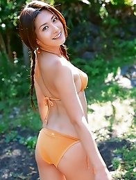Steamy gravure idol babe sizzles in her incredible black bikini