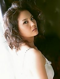 Captivating gravure idol chick enchants in her black lingerie