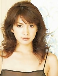 Plump breasted gravure idol Junko Yaginuma beauty enchants in her bikini