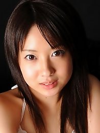 Mayumi Uekusa adorable model posing in a white and pink bikini