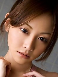 Busty gravure idol babe showing of her perfect figure in lingerie