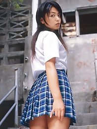 Sultry asian babe shows off her delicious body in a bikini