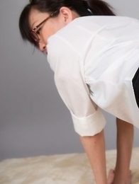 Heels-wearing ponytailed beauty Ayaka Mikami shows that hole on camera