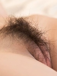Hairy pussy hottie Shino Aoi gets eagerly finger-blasted while chilling on a bed