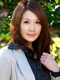 Passionate Asian babe Erika Kirihara shows her breasts