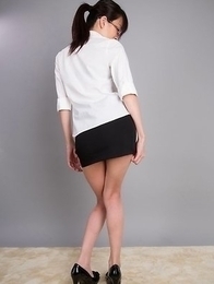 Heels-wearing ponytailed beauty Ayaka Mikami shows that hole on camera