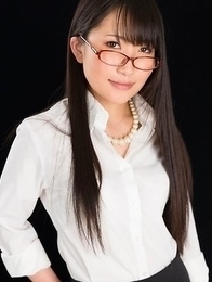 Nerdy secretary-looking babe, Minami Sakaida, shows her feet and heels