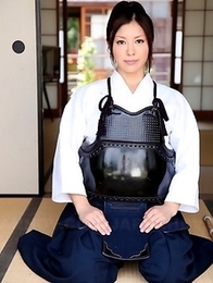 Kendo girl Jun Sena showing off
