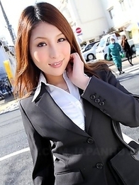Hot Rara Mizuki shows off outdoors
