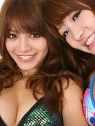 Megumi Haruna and her girlfriend are playful in bath suits