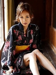 Shuri Maihama shows her nice kitty