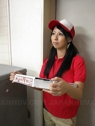 Asian Miku Oguri delivers pizza and in fucked