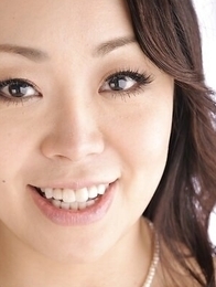 Japan Yuna Yamami plays with big boobs and spreads the pussy labia.