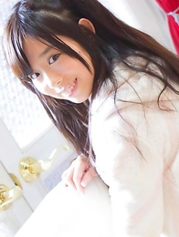 Japanese Cutie Aiku-chan Loves to Stretch it Good!