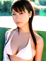 Mai Nishida is so happy to feel sun light on her sexy body