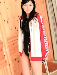 Saemi Shinohara shows sexy legs in bath suit in classroom