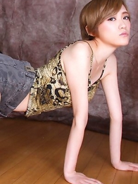 Japanese Yuu Ishiki with sexy legs on sandals shows naughty behind