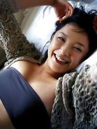 Nami Ishibashi reveals hot body in white lingerie for you