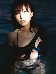 Maomi Yuuki changes outfits and shows curves for camera