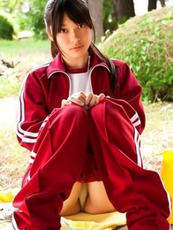 Tomoe Yamanaka babe takes sports pants off and exposes ass in garden