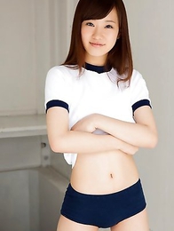 Kana Yuuki exposes nasty behind in short pants outdoor