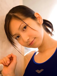 Kaori Ishii in tight bath suit shows that is ready for sea