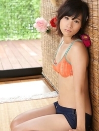Yuzuki Hashimoto in bra and short jeans is hot like summer