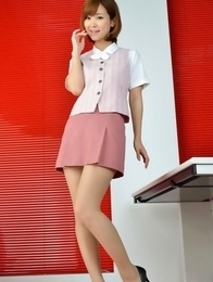 Ichika Nishimura is such elegant lady in office outfit