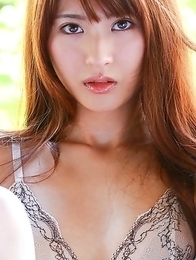 Saki Yamaguchi puts shower water on her big cans over bra