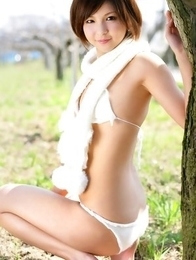 Rina Nagasaki comes in white lingerie to play in nature