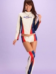 Maya Sano has hard to resist curves in latex for photos